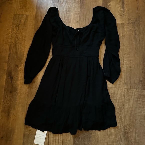 HOLLISTER Long Sleeve Channeled Built In Shorts Dress In Long - Picture 4 of 6